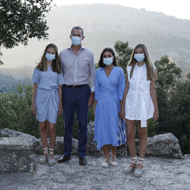 De las alpargatas de cuña made in Spain de la Princesa Leonor y la Infanta Sofía a las sandalias planas más cómodas de la Reina Letizia: los detalles de moda que han marcado el primer posado del verano de la Familia Real en Mallorca