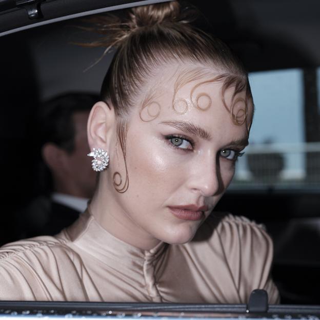 Seis básicos para conseguir el look de francesa impecable de Camille Razat (Emily in Paris)