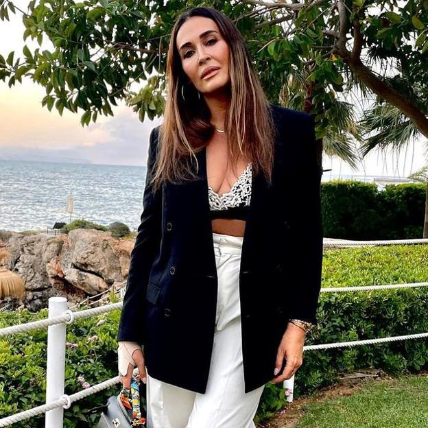 Vicky Martín Berrocal va a la playa con estilo con este caftán de rayas, muy fresquito para los días estivales