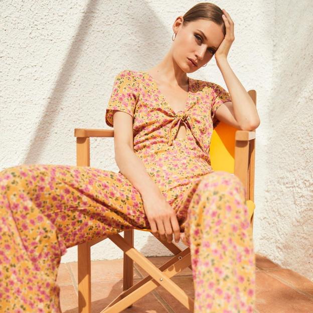 El mono estampado con escote lazado de Lefties es la prenda que no puede faltar en tus estilismos veraniegos