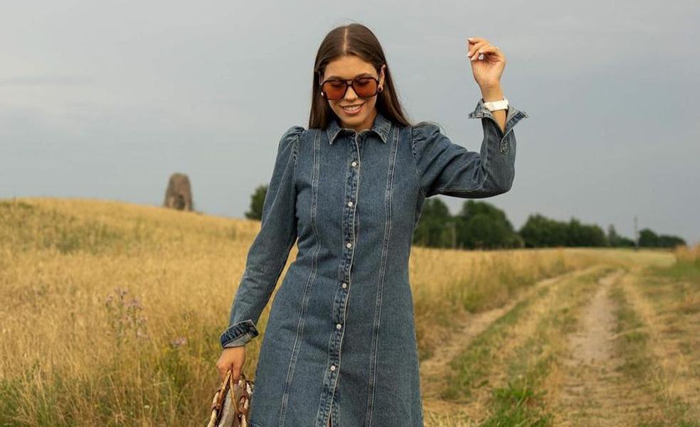 Camisero y denim, el vestido de H&M imprescindible en tu armario de pretemporada que cuesta menos de 30 euros y te vas a poner con sandalias y con botas