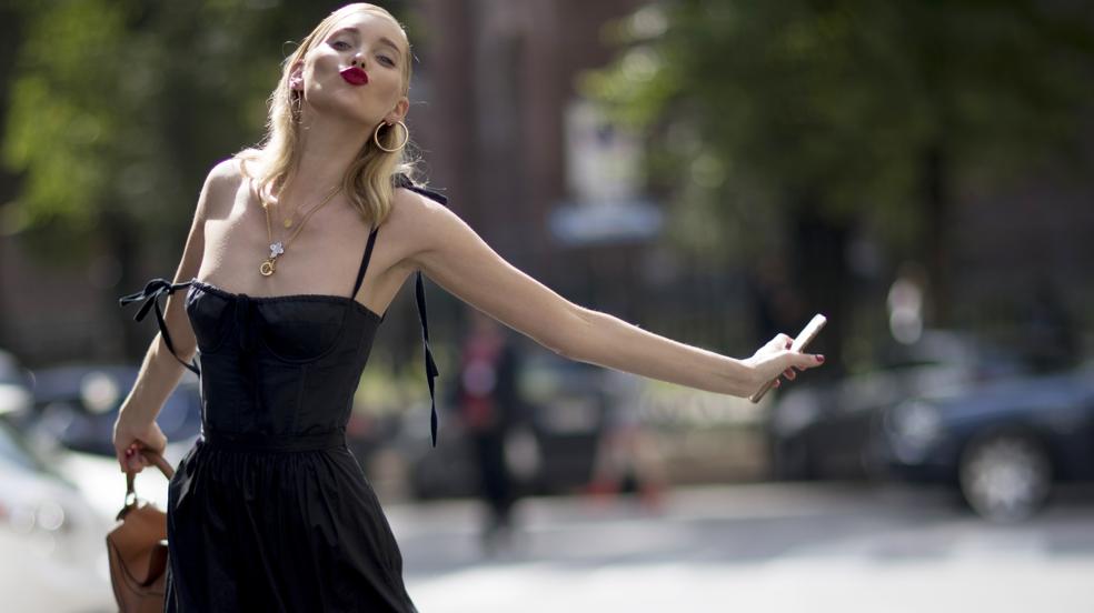 Lencero, camisero o de punto: los vestidos midi negros son la tendencia más fuerte de las nuevas colecciones