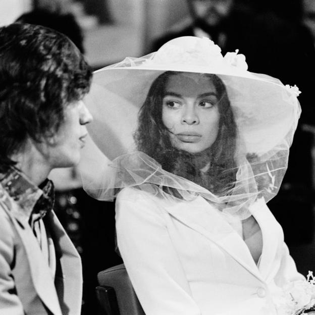 El conjunto blanco estilo Halston inspirado en Bianca Jagger con el que te convertirás en una diva con todo el glamour de los años setenta