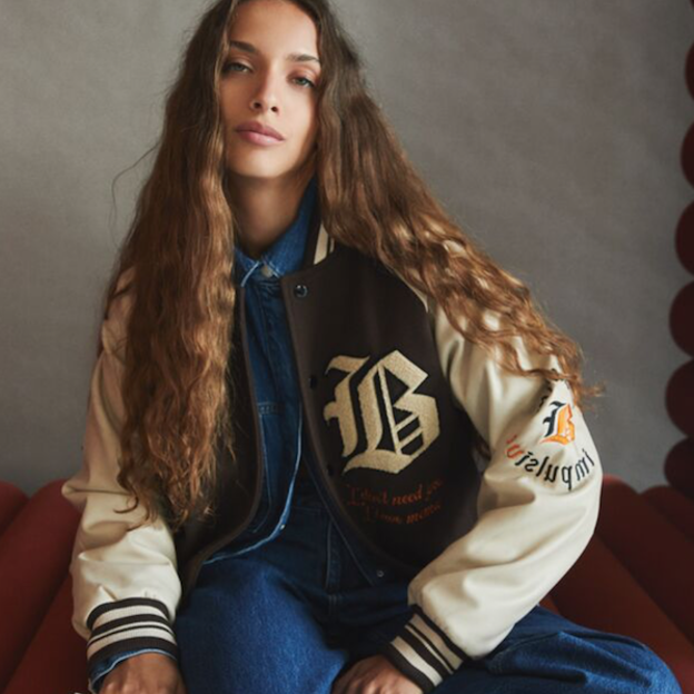 Tenemos la cazadora de béisbol que va a arrasar en otoño en todas las tallas (repetimos: todas las tallas)