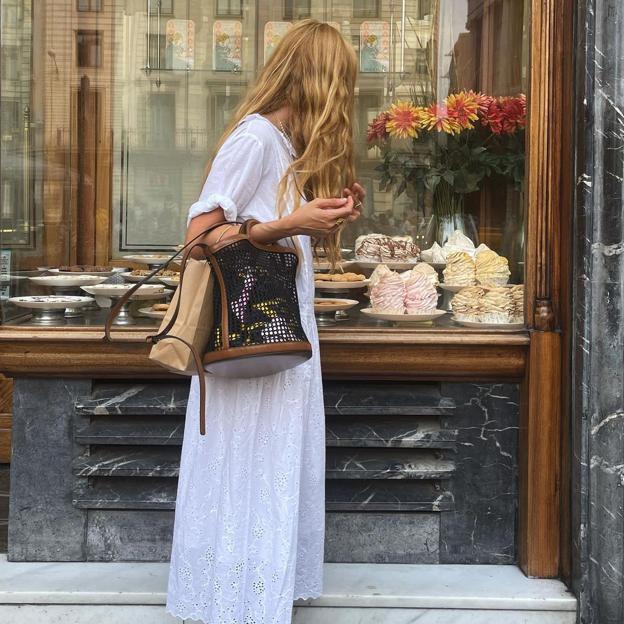 Atención al fantástico truco de estilo de Blanca Miró para llevar el vestido blanco con un estilo que van a envidiar todas tus amigas