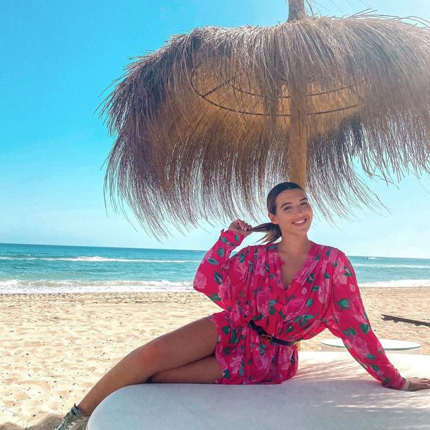 Alba Díaz confirma que el rosa es el color más favorecedor del verano con un conjunto de pantalón que hace tipazo