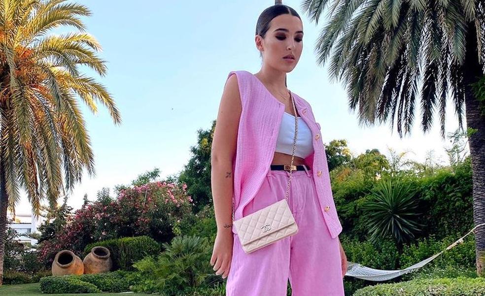 Alba Díaz confirma que el rosa es el color más favorecedor del verano con un conjunto de pantalón que hace tipazo