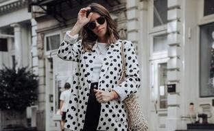 Elegante, oversize y con estampado de lunares: así es el original traje de chaqueta que necesitas si quieres adelantarte a las tendencias de otoño