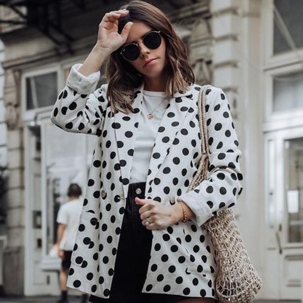 Elegante, oversize y con estampado de lunares: así es el original traje de chaqueta que necesitas si quieres adelantarte a las tendencias de otoño