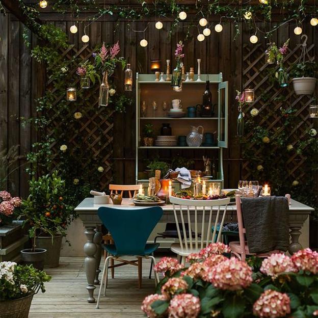 Cómo crear un jardín lunar: la nueva tendencia en exterior llena de magia y aroma