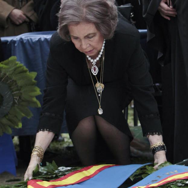 La reina Sofía visitando la tumba de sus padres en Tatoi