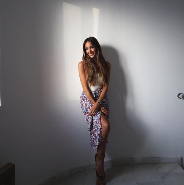 Estampada, con abertura y nudo: así es la nueva falda midi de Mango que ha enamorado a las influencers