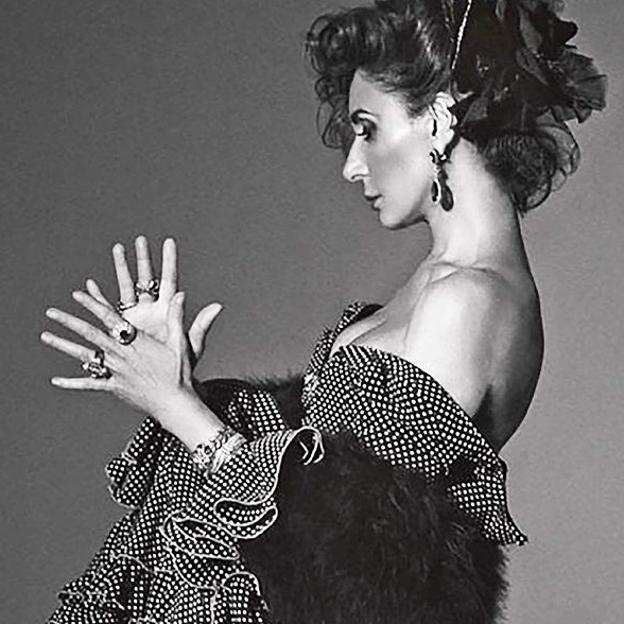 Naty Abascal confirma que este conjunto de vestido blanco y sandalias planas cómodas es el look más favorecedor, ponible y rejuvenecedor del verano (da igual que tengas 30, 50 o 70 años)