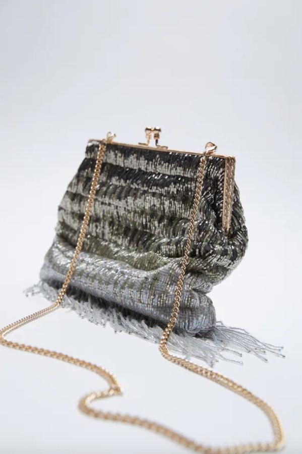 El bolso con flecos y brillos es el aliado perfecto para tus looks nocturnos y de invitada y estos 8 son la prueba