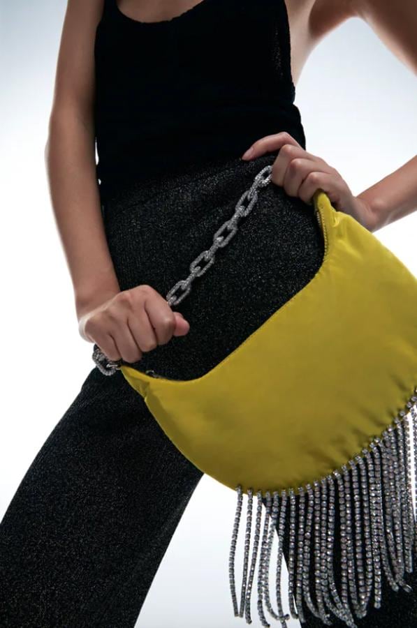 El bolso con flecos y brillos es el aliado perfecto para tus looks nocturnos y de invitada estos 8 son la prueba | Mujer Hoy