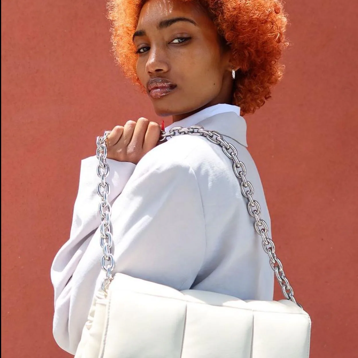 Blanco o negro: El bolso acolchado de H&M que no te vas a quitar en todo el año | Mujer Hoy