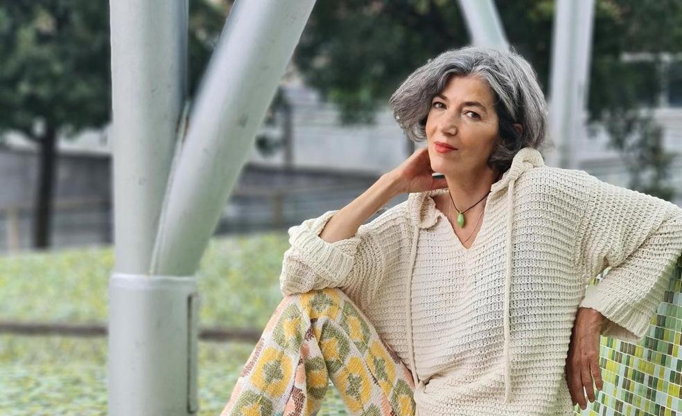 Esta influencer de más de 50 años tiene el look perfecto (que estiliza y rejuvenece) para las que veranean en el norte: jersey y pantalón de punto cómodos