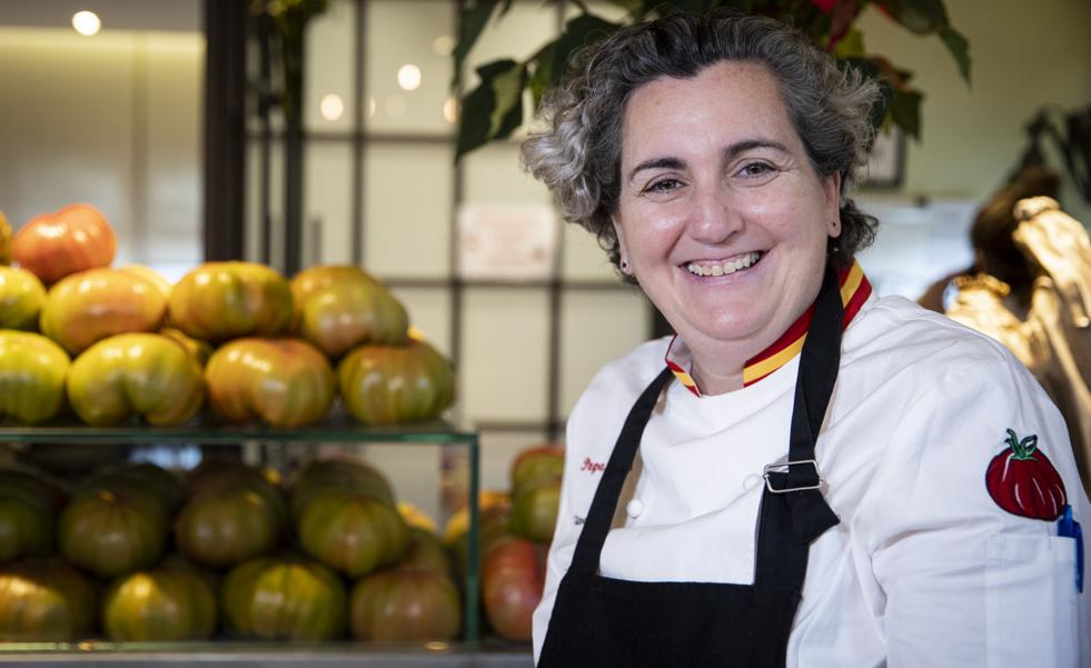 Pepa Muñoz, la chef solidaria que lleva en su coche agua y comida a los afectados por el incendio de Navalacruz