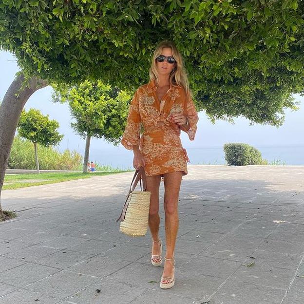 Amelia Bono arrasa en Instagram con el conjunto estampado de Zara con falda pareo perfecto para presumir de tipazo y bronceado (spoiler: está ya casi agotado)