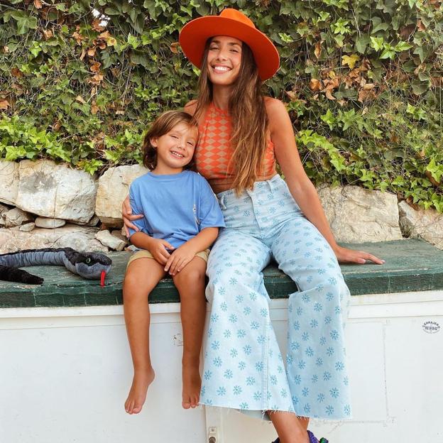 Tu próximo capricho ha llegado al low cost: vaqueros con estampado retro y el fit que más favorece