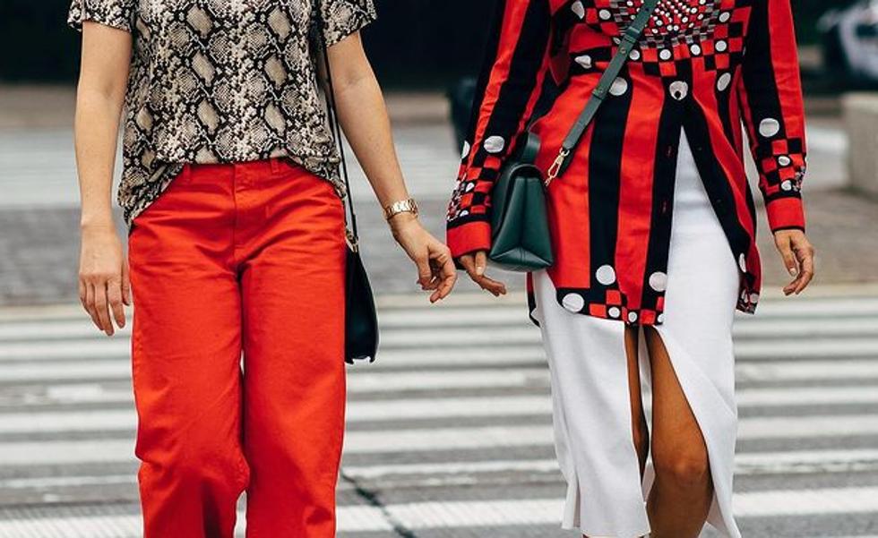 ¡Alerta tendencia! Este otoño vas a querer llevar unos pantalones vaqueros rojos (y estos de Zara y Mango son los más bonitos y baratos)