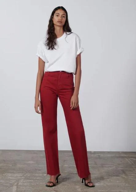 Alerta tendencia! otoño vas a querer llevar unos pantalones vaqueros rojos (y estos de Zara Mango los más bonitos y baratos) | Mujer Hoy