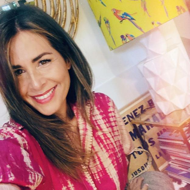 El vestido camisero 'made in Spain' de Nuria Roca que confirma la tendencia del tie dye y queda de lujo con sandalias