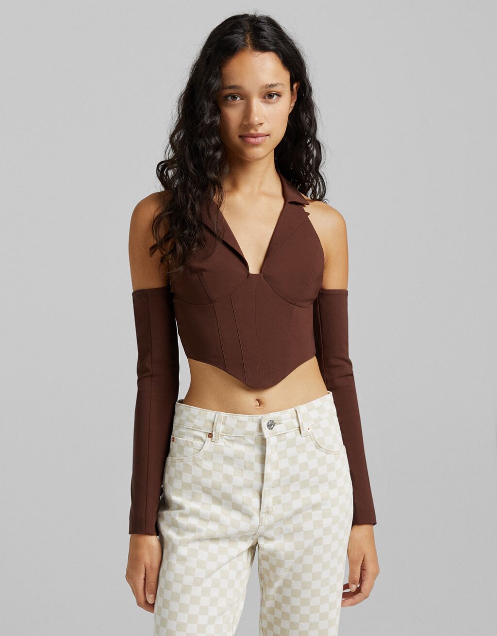 De blusas a vestidos: Bershka apuesta por el marrón para una nueva colección tan favorecedora como apetecible