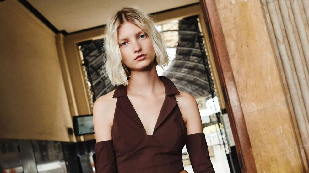 De blusas a vestidos: Bershka apuesta por el marrón para una nueva colección tan favorecedora como apetecible