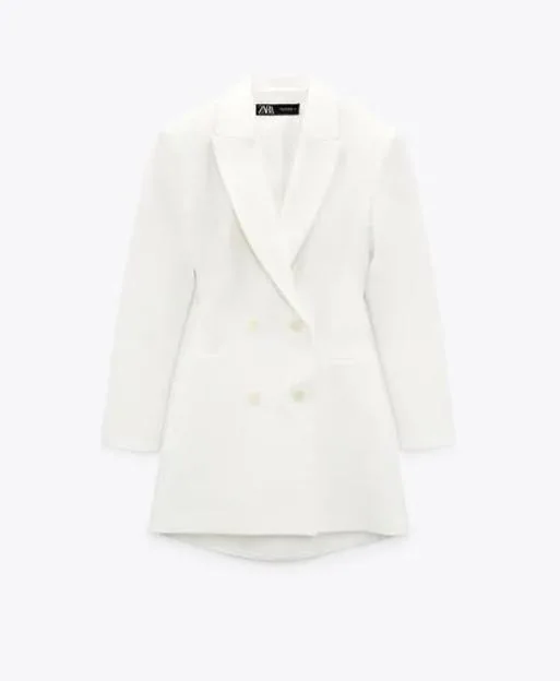 original de chaqueta de Zara perfecto para arrasar: blanco, barato y con un escote a la espalda muy estiloso | Mujer Hoy