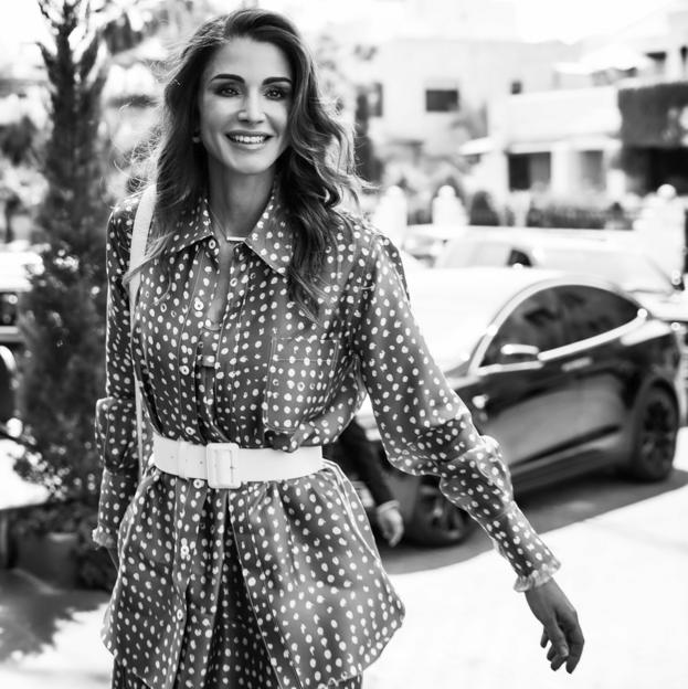 Ni las princesas de Mónaco ni la Reina Letizia: Rania de Jordania es la auténtica 'it queen' y este conjunto de falda midi estampada y blusa blanca lo confirma