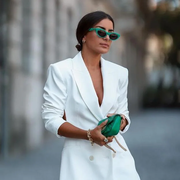 El original traje de chaqueta de Zara perfecto blanco, y con un a la espalda muy estiloso | Mujer Hoy