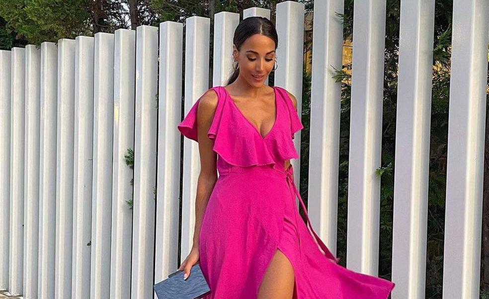 De color fucsia y con un volante: el vestido favorito de esta influencer rejuvenece al instante