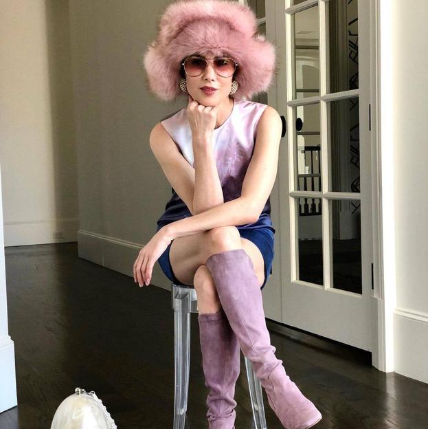 Esta es la influencer de más de 50 años con más estilo a la que debes seguir como inspiración para tus looks fashionistas en tendencia (y súper rejuvenecedores)