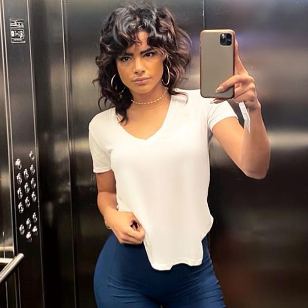 El corte de pelo más moderno y fresquito para chicas de pelo rizado es el que lleva esta jovencísima actriz