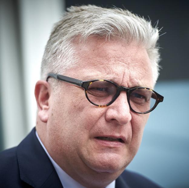 Laurent de Bélgica, el príncipe que se pelea con su familia en la prensa, dice que habla con los muertos e intenta acallar los rumores de divorcio enviando fotos a los periódicos