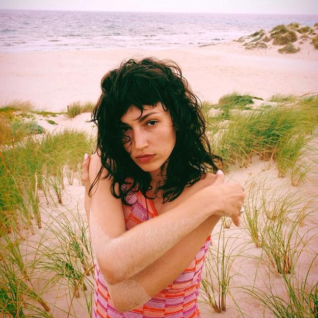 ¿Sigue Úrsula Corberó cortándose el pelo sola en casa? Este flequillo asimétrico y quita años dice que sí