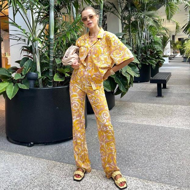 Esta influencer tiene los 4 looks coloridos low cost con las tendencias de entretiempo que más rejuvenecen y todos son de Mango