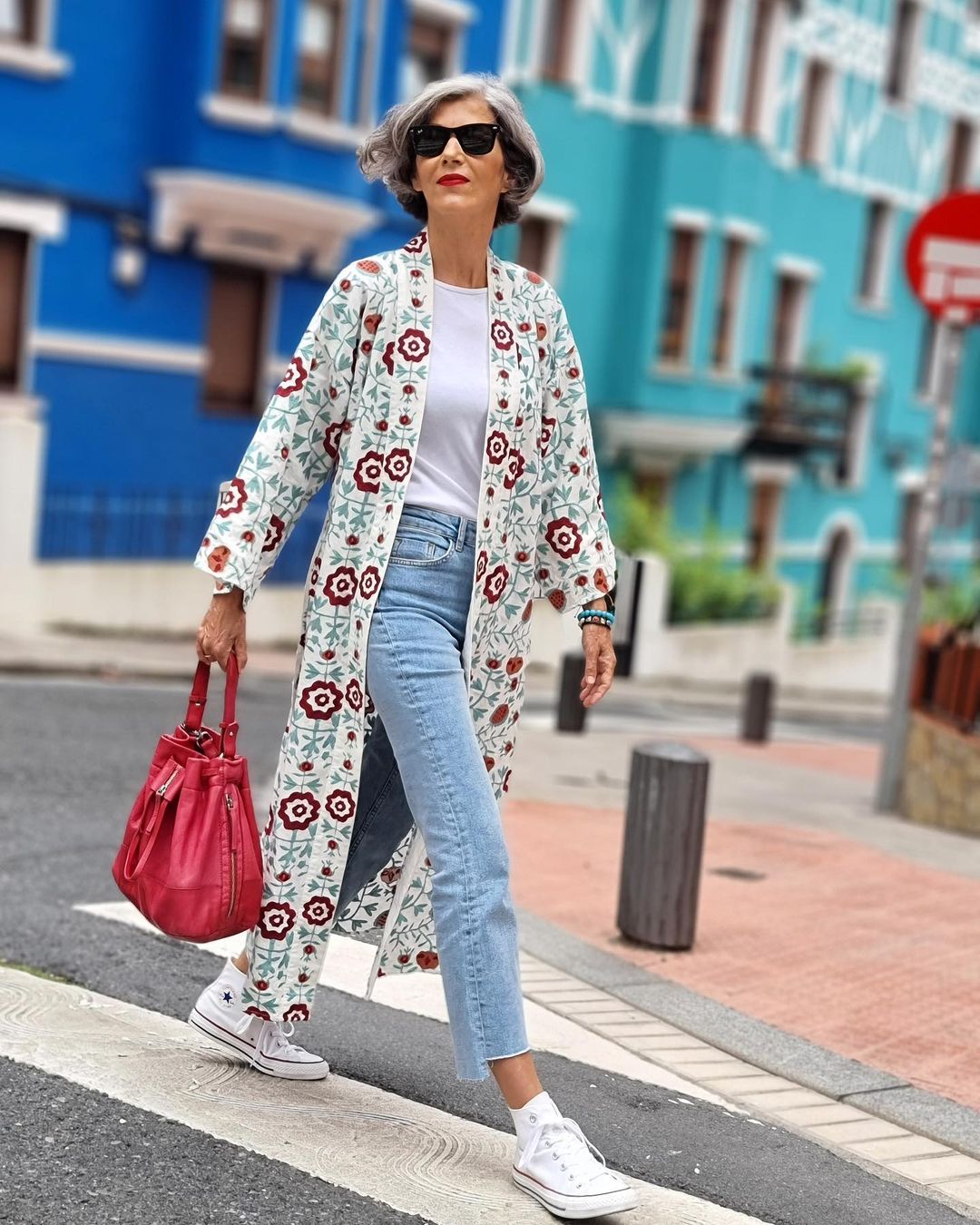 El kimono bordado de Zara que favorece a los 20 y rejuvenece a los 50 porque queda ideal y combina con vaqueros