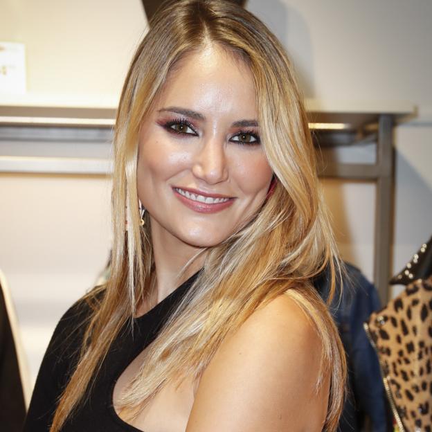 El vestido de rayas de Zara baratísimo que ha enamorado a Alba Carrillo y con el que ha triunfado en televisión