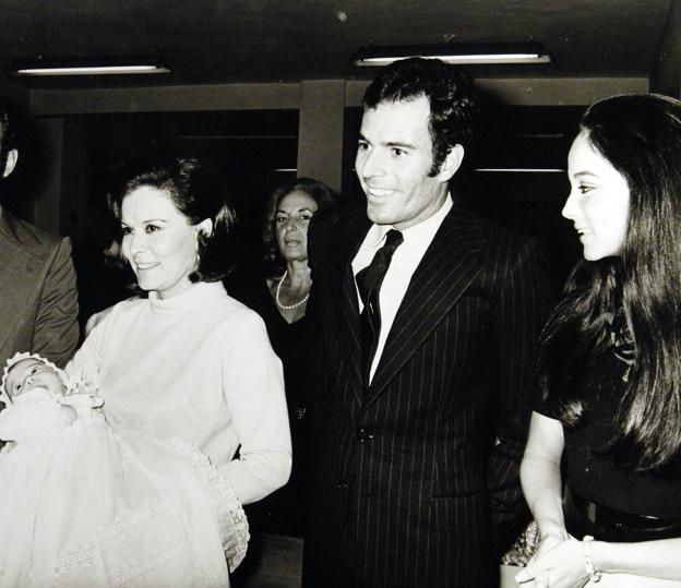 Beatriz Arrastia, con su nieta Chabeli en brazos, junto a Julio Iglesias e Isabel Preysler en el bautizo de la niña.