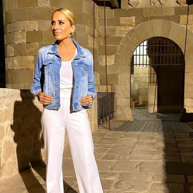 El moño pulido de Marta Sánchez es elegante, versátil, rejuvenece un montón, ¡y es perfecto si ya tienes más de 50 años!