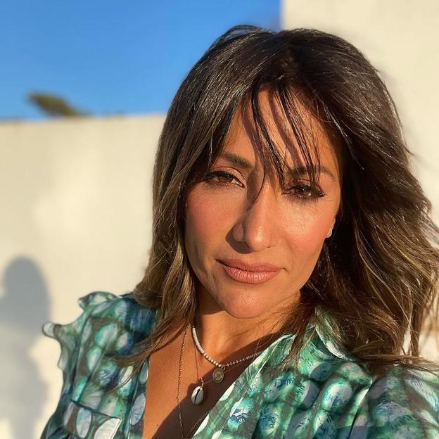 El vestido perfecto que te pondrás ahora con sandalias y luego con botas es este estampado de Nagore Robles