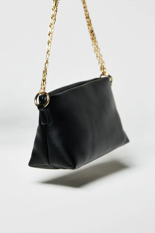 Los bolsos negros están en Sfera son ponibles y pegan con todo) | Mujer Hoy