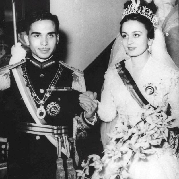 La increíble historia a lo Cenicienta de la princesa Muna de Jordania, la secretaria inglesa que se casó con el rey Hussein