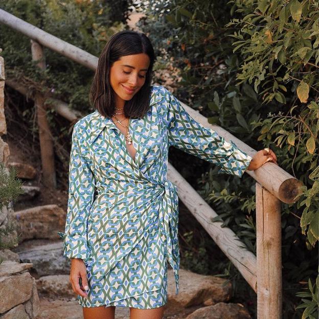 Este vestido de Mango se puede llevar ahora con sandalias y en octubre con botas y botines