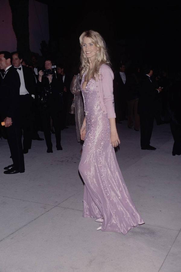 Los looks icónicos de Claudia Schiffer en los 90: