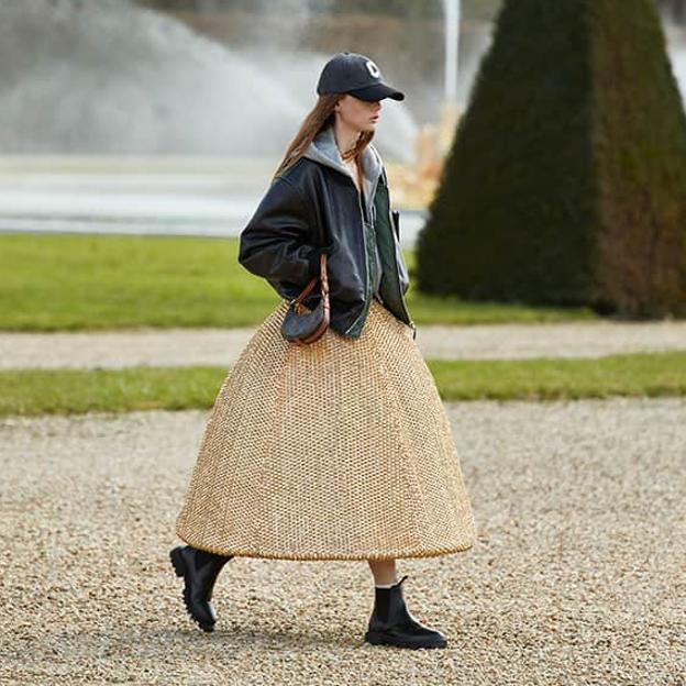 La chaqueta de entretiempo perfecta es esta de Zara que imita a una de lujo y pega con todo