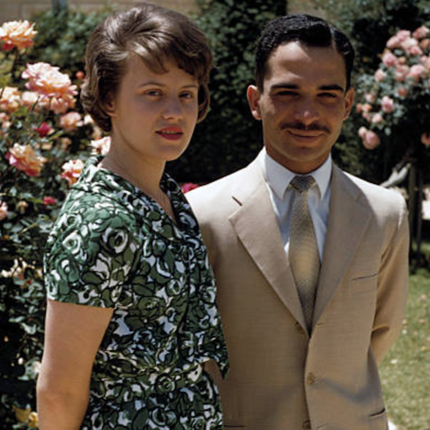 Por qué el rey Hussein de Jordania fue bautizado el rey playboy: amaba los coches, los jet privados, las mujeres (sobre todo extrajeras) y casarse, sus cuatro matrimonios fallidos son la prueba