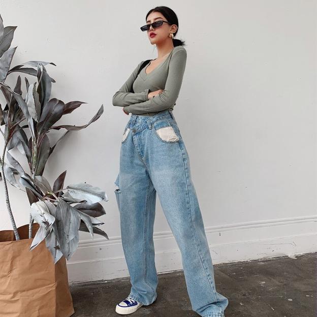 Vuelve la cintura cruzada, el truco estilizador de los vaqueros que está en Pull&Bear (y cuesta muy poco)